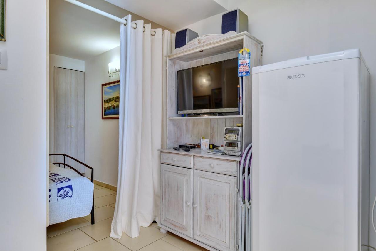 Apartment Neno - Terrace & Parking Veli Lošinj Exterior foto