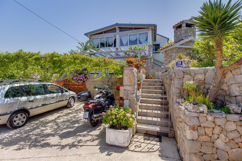 Apartment Neno - Terrace & Parking Veli Lošinj Exterior foto