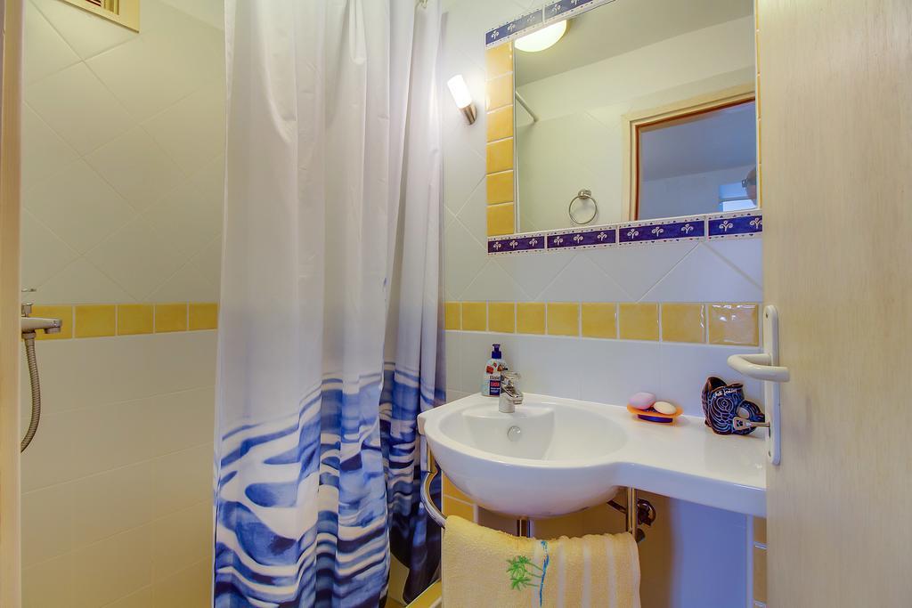 Apartment Neno - Terrace & Parking Veli Lošinj Exterior foto